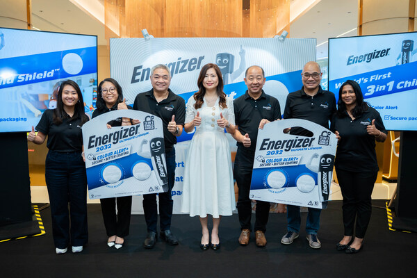 Dari kiri ke kanan, ketiga dari kiri: Daripada Energizer Malaysia, Thean Ong Kee, Pengarah Saluran Perdagangan Tradisional; Diane Lee, Pengarah Perniagaan (Malaysia & Singapura); Alvin Cheah, Pengarah Saluran Perdagangan Moden dan Aaron Ang, Pengurus Jenama Kanan (Malaysia & Singapura) bersama pasukan Energizer merasmikan pelancaran kempen “Know the Risks, Protect Your Kids”, memperkenalkan bateri sel syiling litium pertama di dunia dengan sistem keselamatan Child Shield™&nbsp;3-dalam-1.