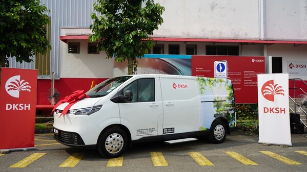 Memperkukuh usaha logistik hijau kami, DKSH Malaysia memperkenalkan kenderaan elektrik (EV) ke dalam armada kami bagi penghantaran jarak jauh yang lebih lestari.