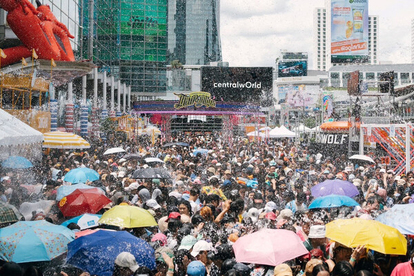 Festival Air Sedunia Songkran Thailand Menakjubkan Memercikkan Pusat Beli-Belah Central World dan Central Pattana Dengan Air Seluruh Negara, Membasahi Lebih Sepuluh Juta Orang Berpesta dengan Gembira Festival Air Sedunia Songkran Thailand Menakjubkan Memercikkan Pusat Beli-Belah Central World dan Central Pattana Dengan Air Seluruh Negara, Membasahi Lebih Sepuluh Juta Orang Berpesta dengan Gembira