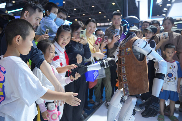 On Apr. 17, Hangzhou’s Unitree Robotics G1 Robot extended an ‘AI hand’ to the audience in the AI exhibition area in Hall 1 of the Expo.