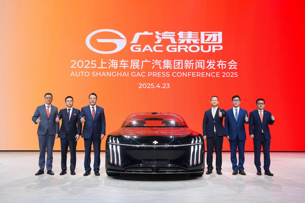 GAC executives pictured with the concept car-EARTH
