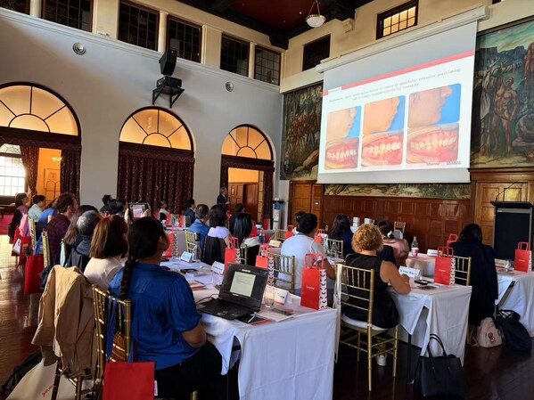 Attendees Learning about Smartee GS Mandibular Repositioning Technology