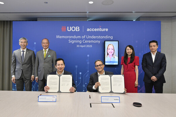 UOB Deputy Chairman and CEO Mr Wee Ee Cheong (second from left) and Accenture Chair and CEO Ms Julie Sweet (third from right, onscreen) witnessed the MoU signing, marking the launch of a collaboration to accelerate the Bank’s customer experience transformation using advanced technologies, including Generative AI.