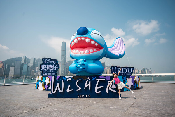 The 7-meter-tall WISHER Stitch towers over Ocean Terminal Deck, the observatory deck of Harbour City, creating a picture-perfect spot against the backdrop of Victoria Harbour!