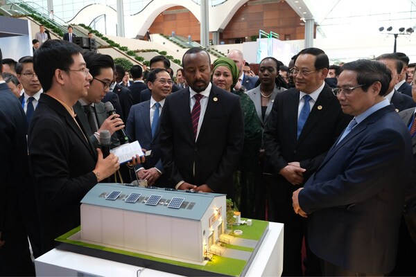 Hai Ho mempersembahkan teknologi Alternō kepada Perdana Menteri Vietnam Phạm Minh Chính, Timbalan Setiausaha Agung PBB Amina Mohammed, Perdana Menteri Etiopia Abiy Ahmed, Perdana Menteri Laos Sonexay Siphandone, dan Timbalan Perdana Menteri Kemboja Neth Savoeun di Sidang Kemuncak P4G 2025.