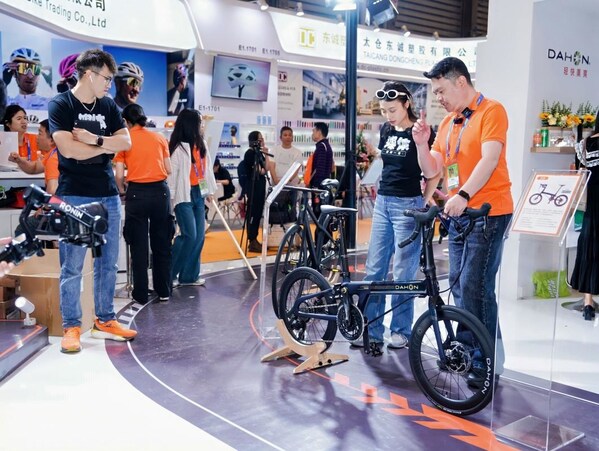 Staff explains patented innovations on Télodon C8 AXS to media