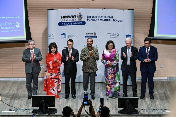 Gambar 1: [Dari kiri] Dato' Lau Beng Long, Presiden Sunway Healthcare Group, Profesor Dato’ Elizabeth Lee, CEO Sunway Education Group, Tan Sri Sir Dr Jeffrey Cheah, Pengasas dan Pengerusi Sunway Group, YB Dato’ Seri Diraja Dr Zambry Abd Kadir, Menteri Pengajian Tinggi Malaysia, YBhg. Datuk Profesor Dr. Azlinda Azman, Ketua Pengarah Pengajian Tinggi, Profesor Sibrandes Poppema, Presiden Universiti Sunway, dan Profesor Raja Affendi Raja Ali, Dekan Sekolah Perubatan Sir Jeffrey Cheah Sunway