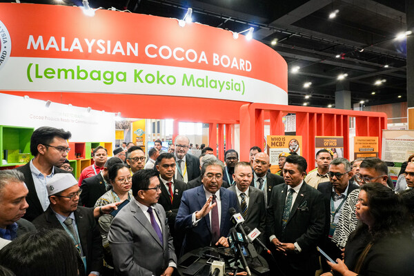 YB Datuk Seri Johari bin Abdul Ghani, Menteri Perladangan dan Komoditi, melawat pavilion Lembaga Koko Malaysia di MICF 2025, meninjau kemajuan dan potensi baharu industri koko negara.