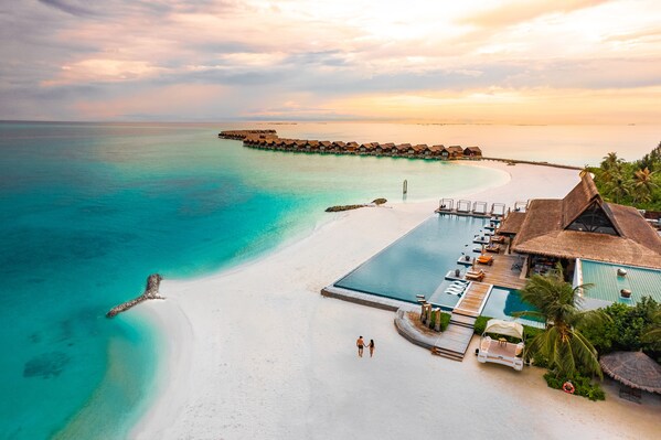 Breeze Poolside Dining & Bar