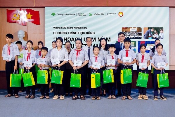 Cathay United Bank Ho Chi Minh Branch (CUBHCM), the bank held the 17th "Elevated Tree Program" Scholarship Award Ceremony at Quang Nam College. During the event, CUBHCM supported underprivileged students by awarding 360 scholarships, amounting to a total of VND 360 million. (Photo provided by Cathay United Bank)