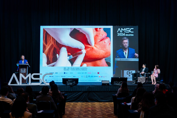 Speaker presenting advanced facial aesthetic techniques during AMSC 2024 Malaysia at KLCC, held on 20–21 September