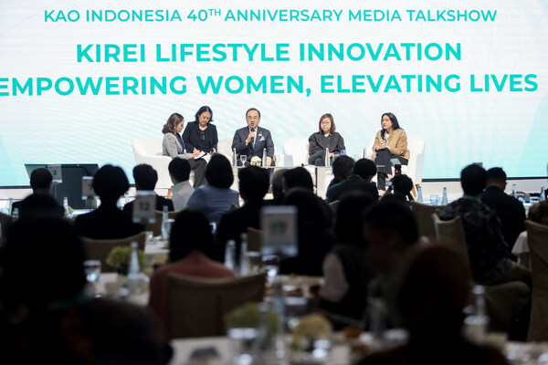 Press Conference "Kirei Lifestyle Innovation: Empowering Women, Elevating Lives" (left-to-right): Yoshihiro Hasebe, CEO and President Director of Kao Corporation; Irene Umar, Vice Minister of Creative Economy of the Republic of Indonesia; Putri Tanjung, Womanpreneur and CEO of Trans Digital Lifestyle Group