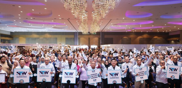 Perak Chief Minister poses for a photo with other distinguished guests and attendees after the NTW 2025 closing ceremony.