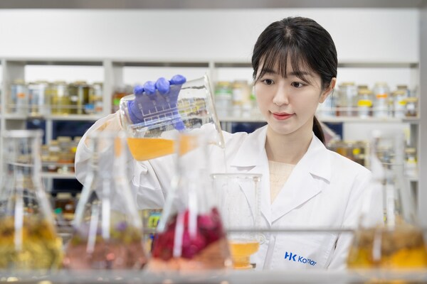 At its state-of-the-art R&D facility, a Kolmar Korea researcher is engaged in the development of next-generation cosmetic ingredients aimed at enhancing product efficacy and consumer safety.