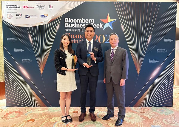 Cathay United Bank received two honors in the 2025 Bloomberg Businessweek Financial Institutions Awards. Representing the Bank at the ceremony were Senior Vice President Maya Lee (left), Hong Kong Branch Chief Executive Eric Liu (center), and Senior Vice President William Chu (right). The honors underscore the Bank’s excellence in driving digital innovation and sustainability transition in the financial sector.