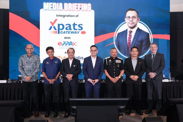 YB Steven Sim Chee Keong, Menteri KESUMA (Tengah) bersama, dari kiri, Ketua Pegawai Eksekutif MEF, Encik Sheikh Farouk, TalentCorp GCEO, Encik Thomas Mathew, Timbalan Ketua Setiausaha KESUMA, Dr Mohd Shaharin, Ketua Pengarah Imigresen, Ybhg. Dato' Zakaria, Timbalan Ketua Pengarah MPC, Dr Norjayadi, dan Ketua Pegawai Eksekutif EuroCham, Encik Karl Godderis.