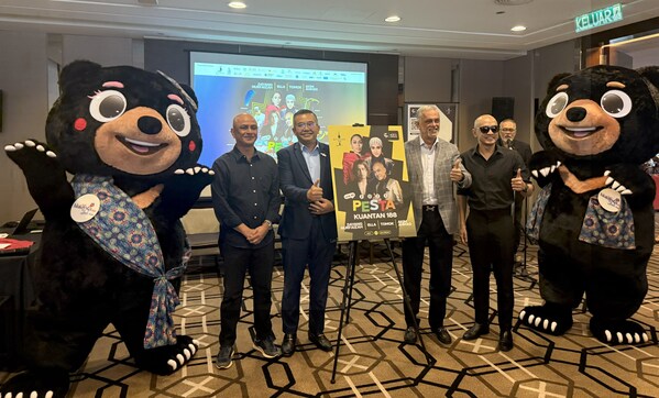 Dari kiri: Official mascot for Tourism Malaysia’s “Visit Malaysia 2026” Manja, Manbai, Head of Secretariat Visit Malaysia 2026 Mohd Amirul Rizal Abdul Rahim, Hospitality 360 Group President & CEO YH Dato’ Sri Naresh Mohan, Celebrity Artist Tomok, Hospitality 360 Group Business Development Director Dato Zulkifli Mohamad, Mascot Wira