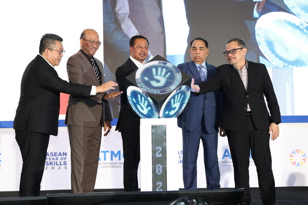 From left: Dr. Rony Ambrose Gobilee, Chief Strategy Officer of HRD Corp; Datuk Azman Mohd Yusof, Secretary General of KESUMA; Dato’ Sri Abdul Rahman Mohamad, Deputy Minister of Human Resources, Malaysia; Datuk Abu Huraira Abu Yazid, Chairman of the Board, HRD Corp; En. Soffian Mohammed Amin, Chief Programmes Officer of HRD Corp.