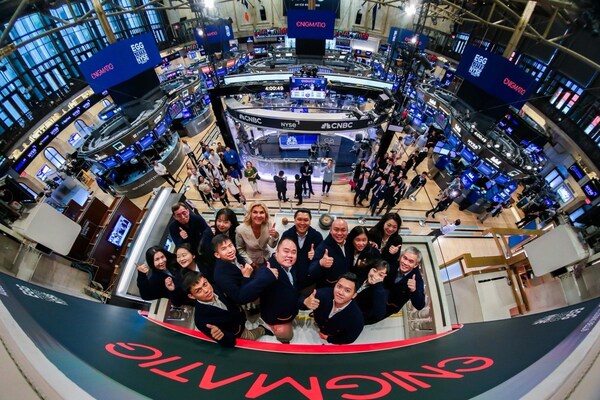 Desmond Foo, Founder & CEO, and team, joined by Tara Dziedzic, NYSE Head of US Listings, rings The Closing Bell (Photo Credit: NYSE) Desmond Foo, Founder & CEO, and team, joined by Tara Dziedzic, NYSE Head of US Listings, rings The Closing Bell (Photo Credit: NYSE)