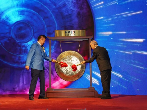 Dr. HON, David Tak Wei, Chairman of DAHON TECH, rang the opening bell.