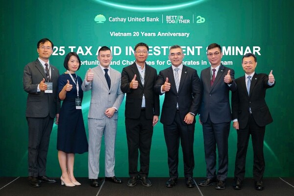 Cathay United Bank hosted the “2025 Tax and Investment Seminar” in Hanoi, Vietnam, providing corporate clients with insights into investment trends in the Vietnamese market. VJ Lu (second from right), General Manager of CUBHCM, stated that the seminar served as a valuable platform for dialogue between businesses and experts. Benny Miao, Executive Vice President (third from right) and Chi-Chao Lin, Chief Economist of CUB (first from right), also participated as panelists.