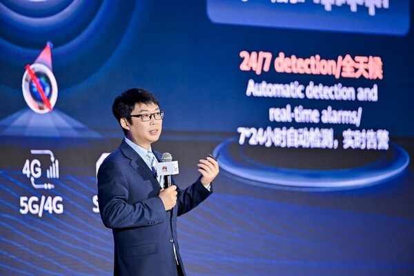 Shawn Zhao, President of the Campus Network Domain at Huawei's Data Communication Product Line, giving a speech