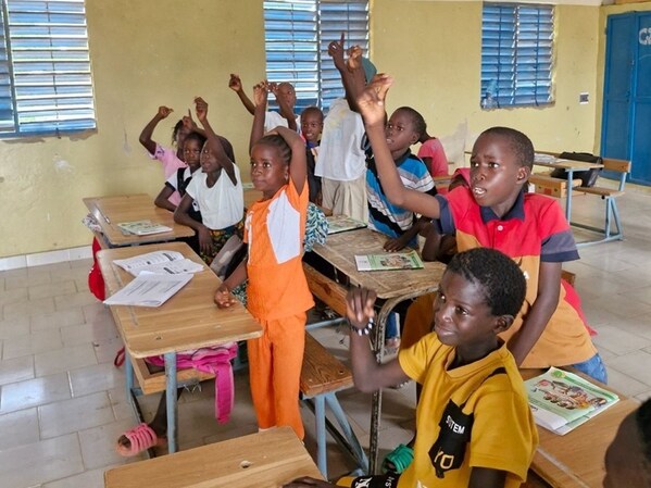 Pelajar-pelajar terlibat di dalam bilik darjah bagi program remediasi dwibahasa ARED