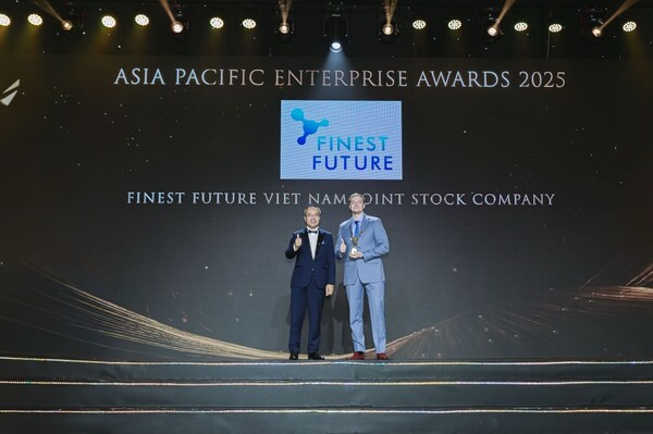 Mr. Tuomas Aleksi Tiilikainen, CEO of Finest Future, menerima Fast Enterprise Award di APEA 2025