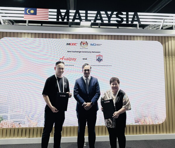 (from Left to Right) Dr. Terry Yee, CEO of  Axaipay, Mr. Anuar Fariz Fadzil, CEO of MDEC and Ms. Suzaan, Managing Partner of E3HUBS UAE.