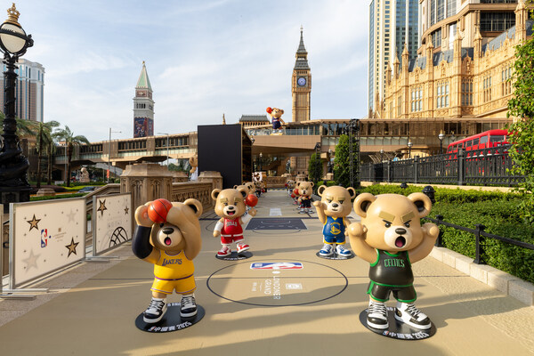 Attracting attention and charming sports enthusiasts all week was G Bear, The Londoner’s No.1 Ambassador and Chief Experience Officer. Attracting attention and charming sports enthusiasts all week was G Bear, The Londoner’s No.1 Ambassador and Chief Experience Officer.