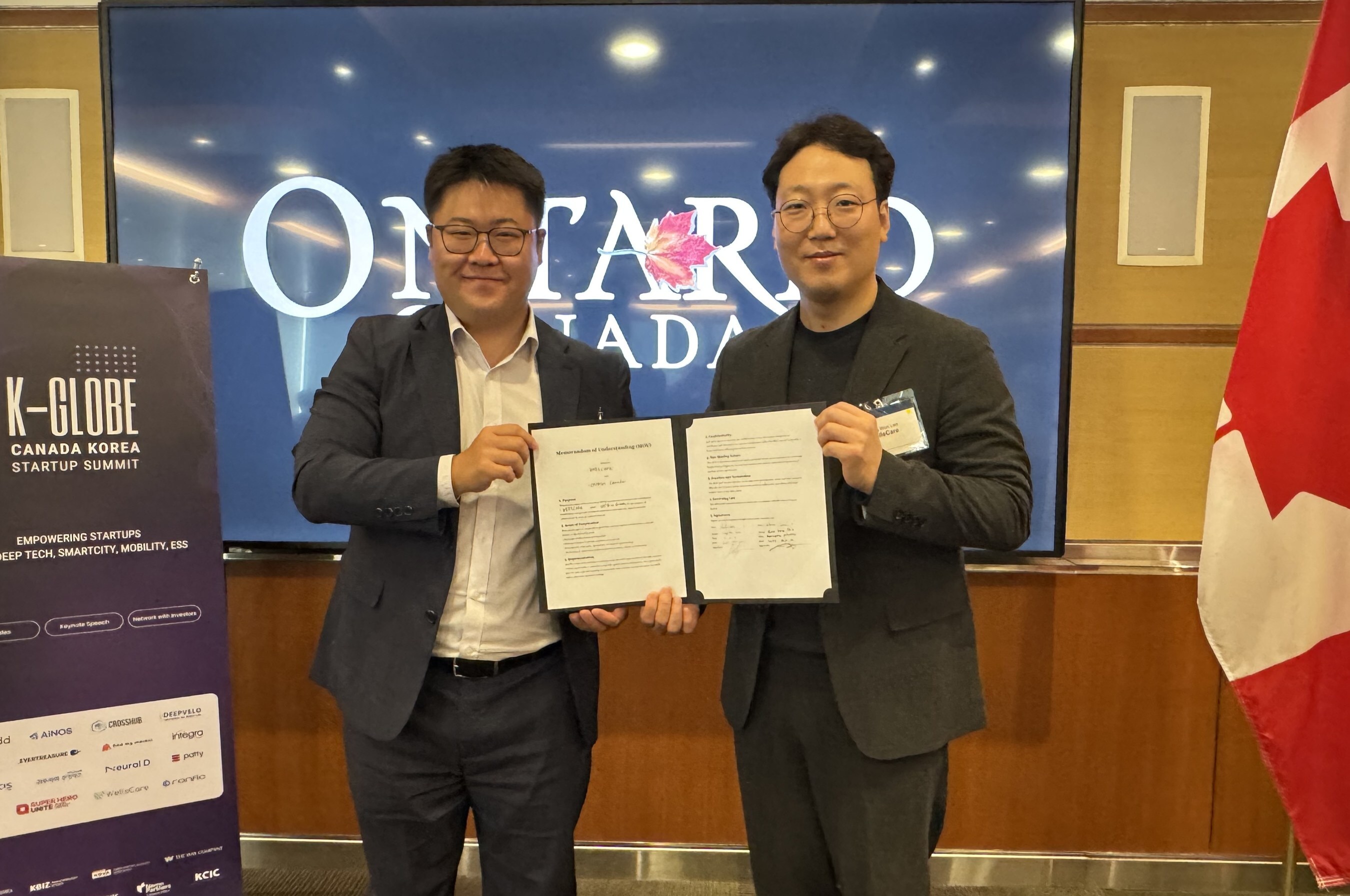 Shin Jung-yong, CEO of Celltrion Canada (left), and Lee Sung-won, CEO of WellsCare (right), pose after signing a MOU to collaborate for pain management across North America. (Photo taken at the K-GLOBE Canada–Korea Startup Summit, Ontario, Canada.)