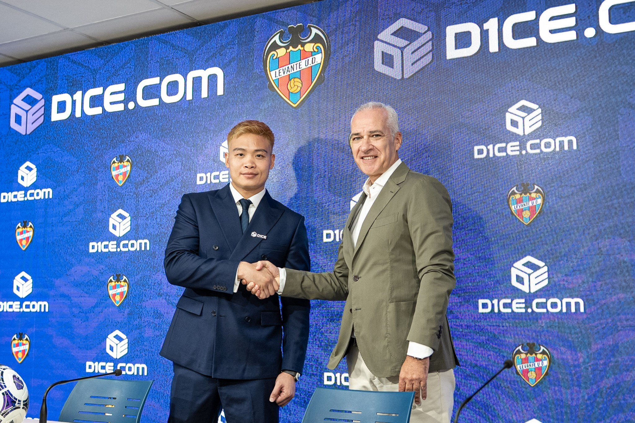 亞太區人氣拳王羅四海(左)和 Levante UD. 主席 Pablo Sánchez(右) 亞太區人氣拳王羅四海(左)和 Levante UD. 主席 Pablo Sánchez(右)