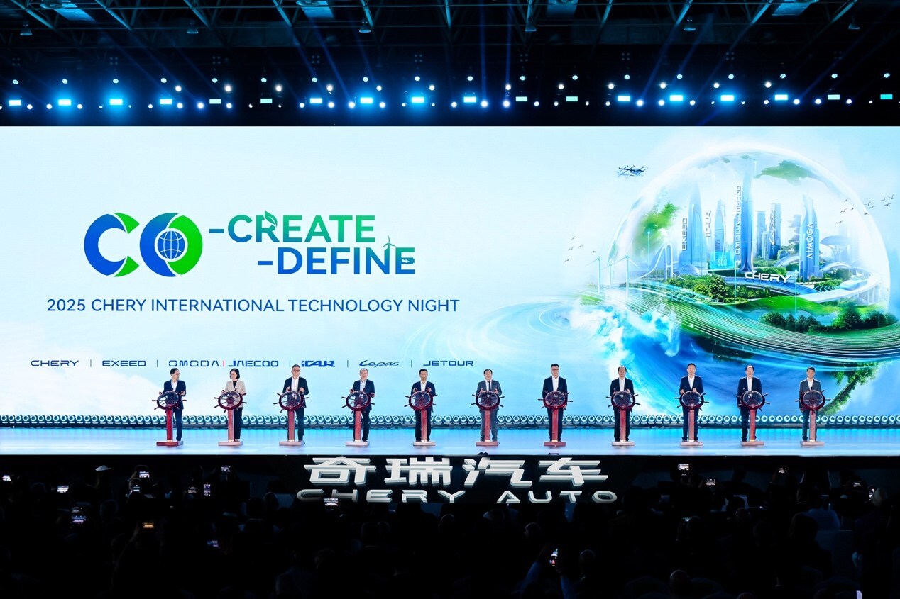 Mr. Zhang Guibing and Chery Executives at the Launch Ceremony