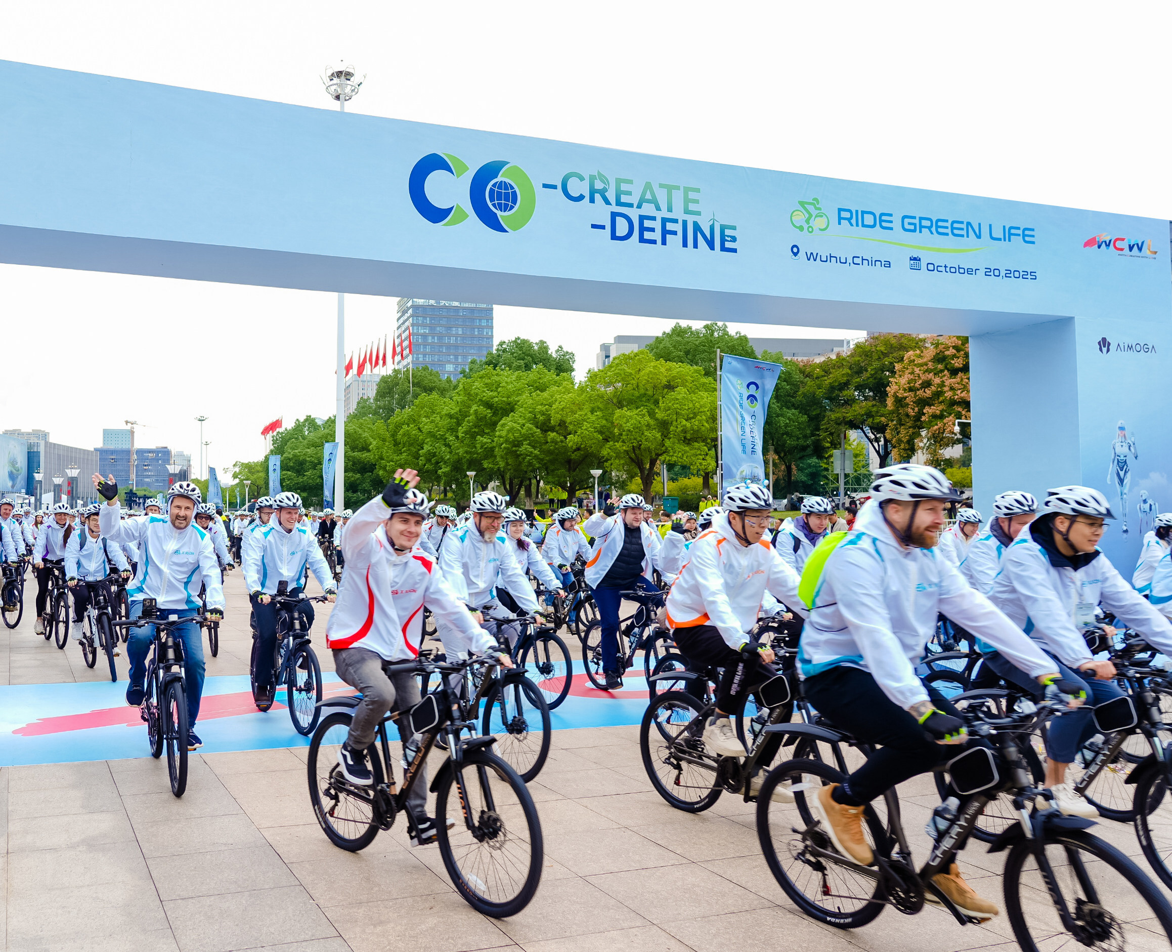 Cyclists ready to set off for the “Ride Green Life” cycling event Cyclists ready to set off for the “Ride Green Life” cycling event