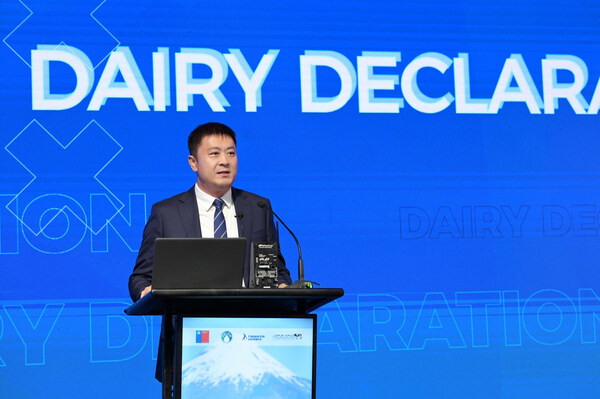 Liu Chunxi delivers a speech at the World Dairy Summit