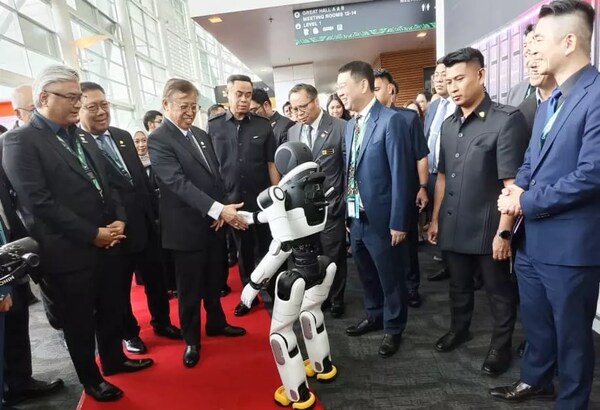 The See Hua Daily News reported: Malaysian Sarawak Premier Datuk Patinggi Tan Sri Abang Johari Tun Openg visited the booth and enthusiastically interacted with AgiBot X2
