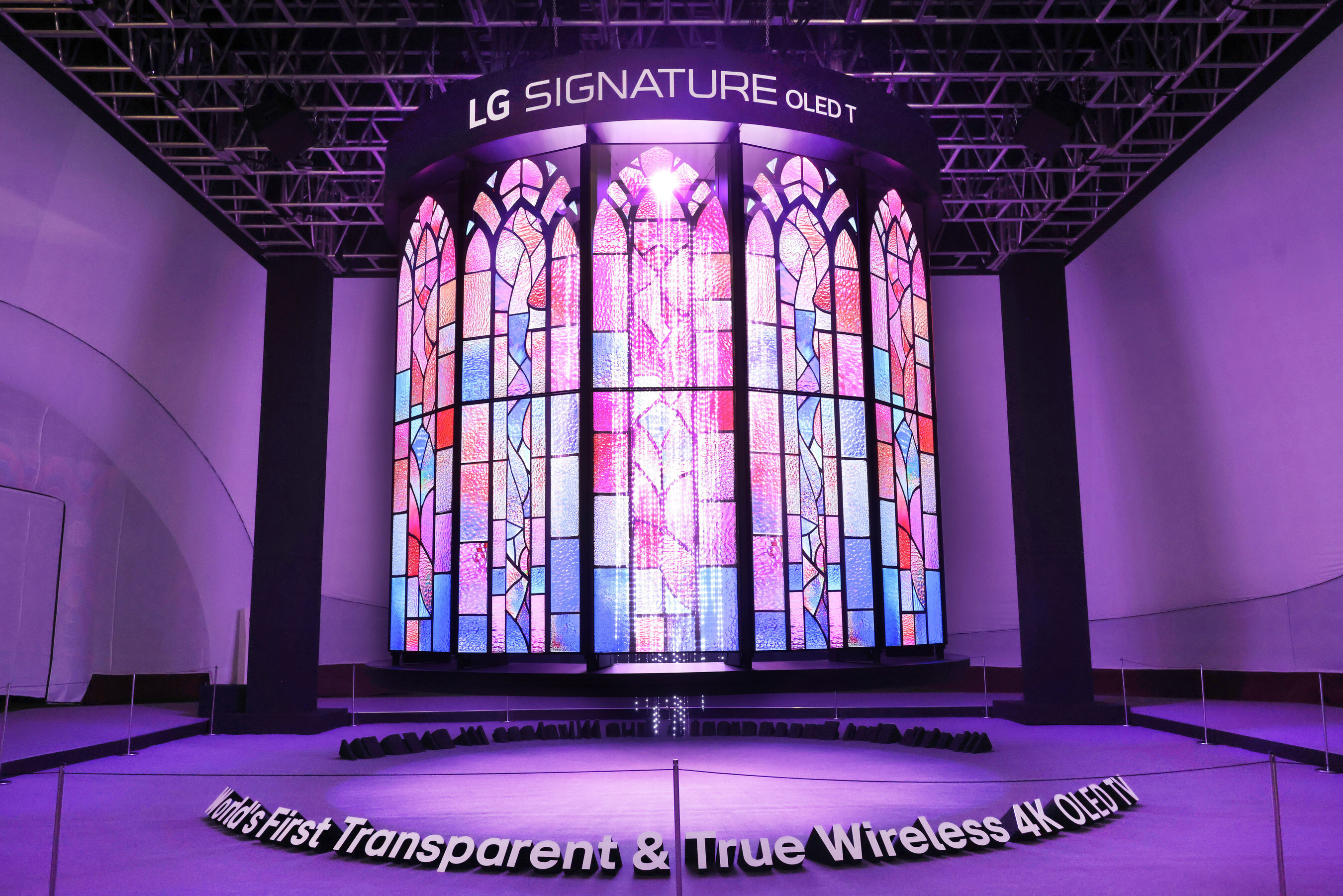 LG STUNS GLOBAL LEADERS AT APEC 2025 WITH A GRAND MEDIA CHANDELIER MADE OF TRANSPARENT OLED TVS