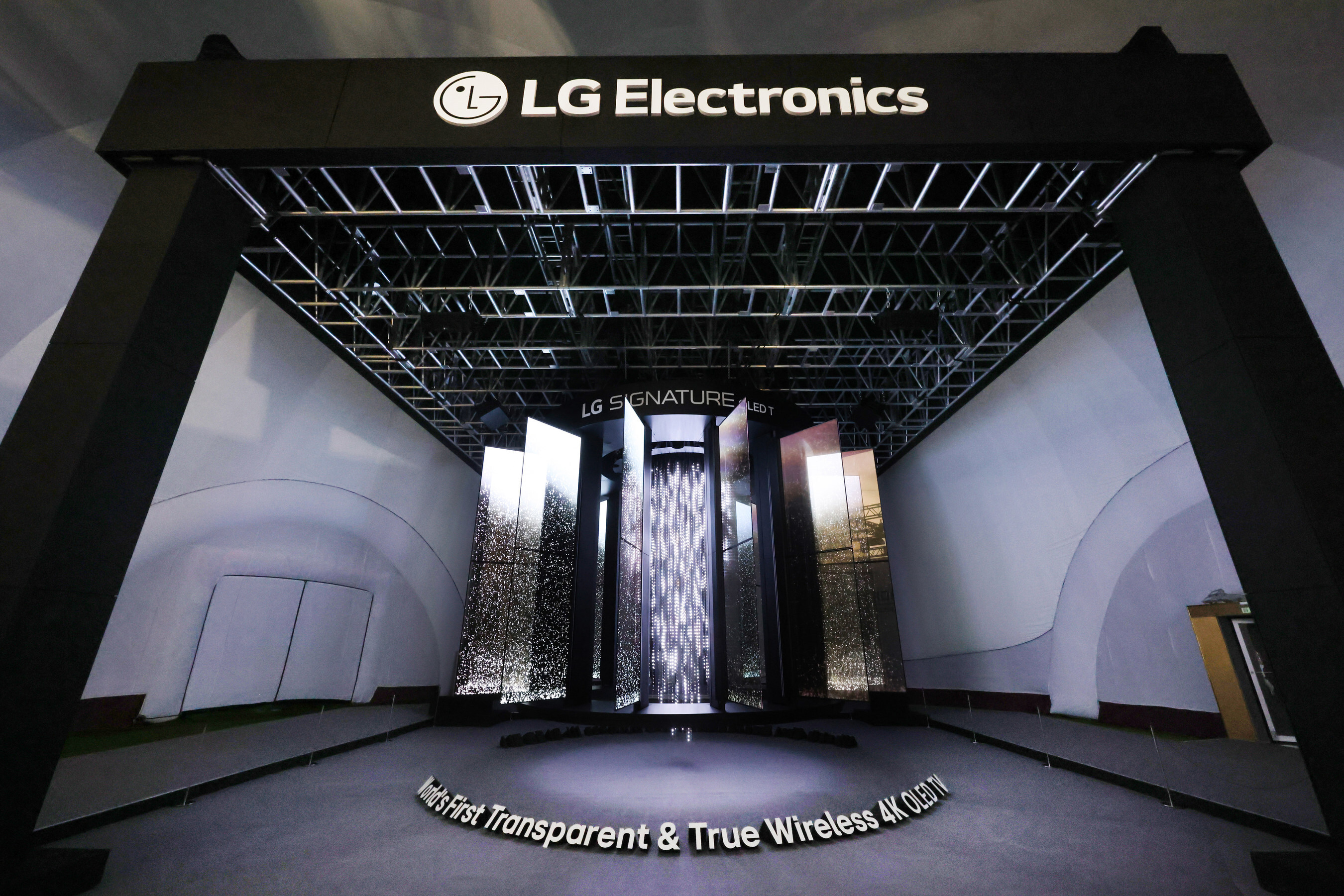 LG STUNS GLOBAL LEADERS AT APEC 2025 WITH A GRAND MEDIA CHANDELIER MADE OF TRANSPARENT OLED TVS