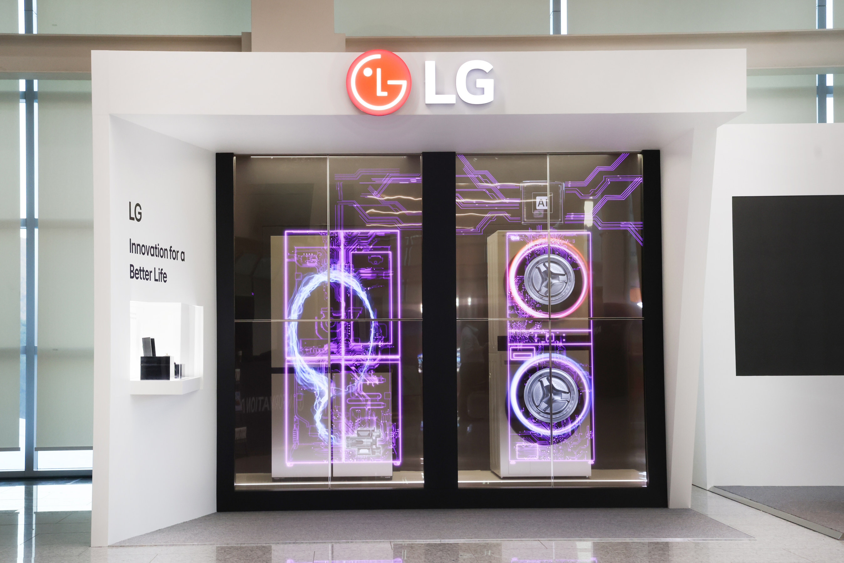 LG STUNS GLOBAL LEADERS AT APEC 2025 WITH A GRAND MEDIA CHANDELIER MADE OF TRANSPARENT OLED TVS