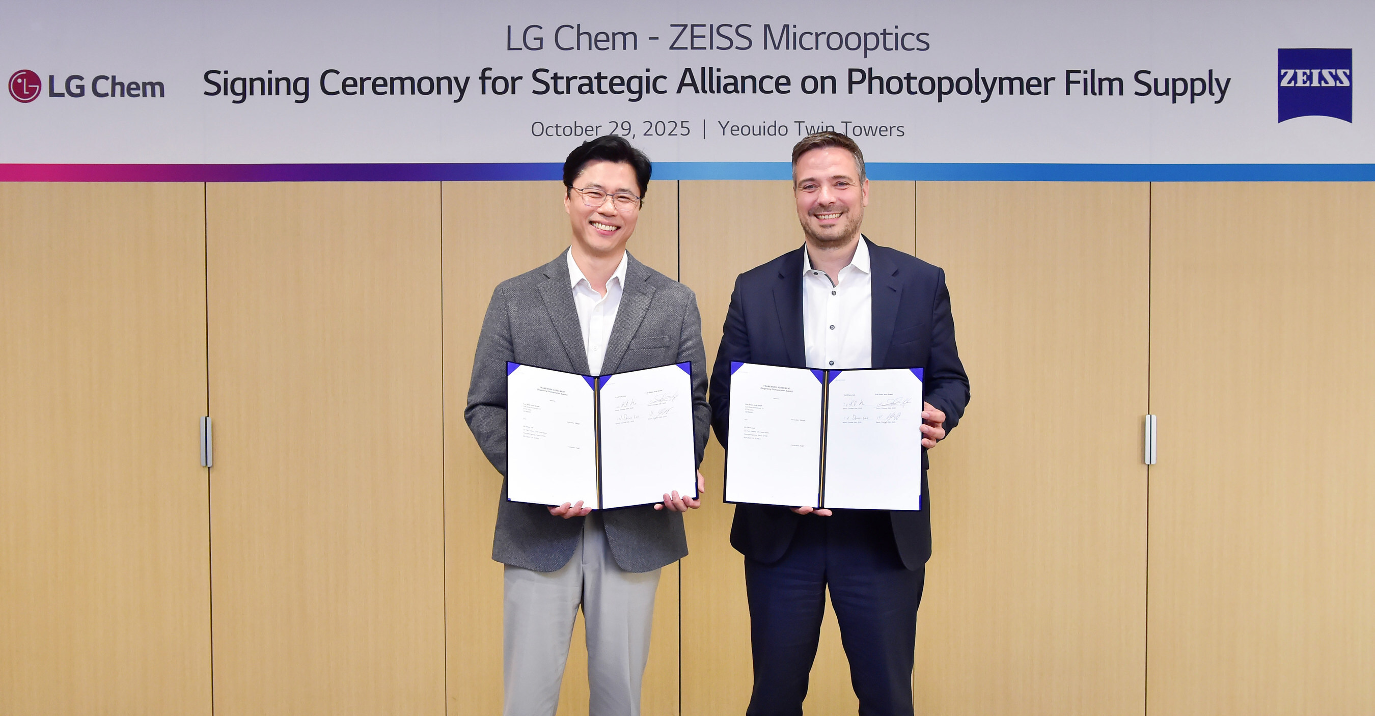 At LG Chem’s Yeouido Twin Towers, Ko Kyung-deok, Vice President and Head of Electronics Materials Business Unit at LG Chem (left), and Stephan Höfer, Senior Vice President and Head of Business Development and Marketing at ZEISS Microoptics (right) pose for a commemorative photo after signing a business cooperation agreement for photopolymer film.