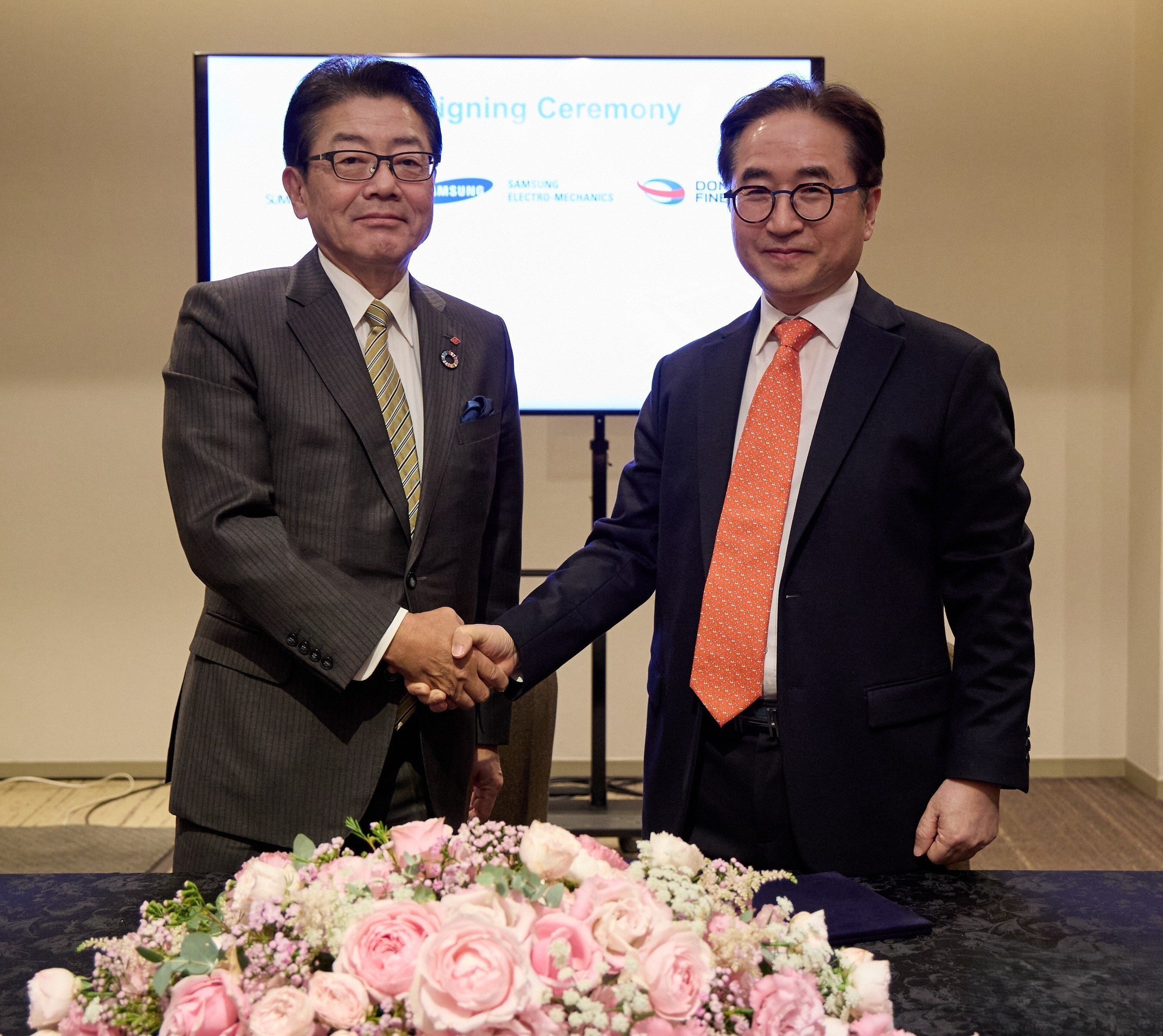 Sumitomo Chemical Chairman Keiichi Iwata (left) and Samsung Electro-Mechanics President Duckhyun Chang pose for a commemorative photo. Sumitomo Chemical Chairman Keiichi Iwata (left) and Samsung Electro-Mechanics President Duckhyun Chang pose for a commemorative photo.