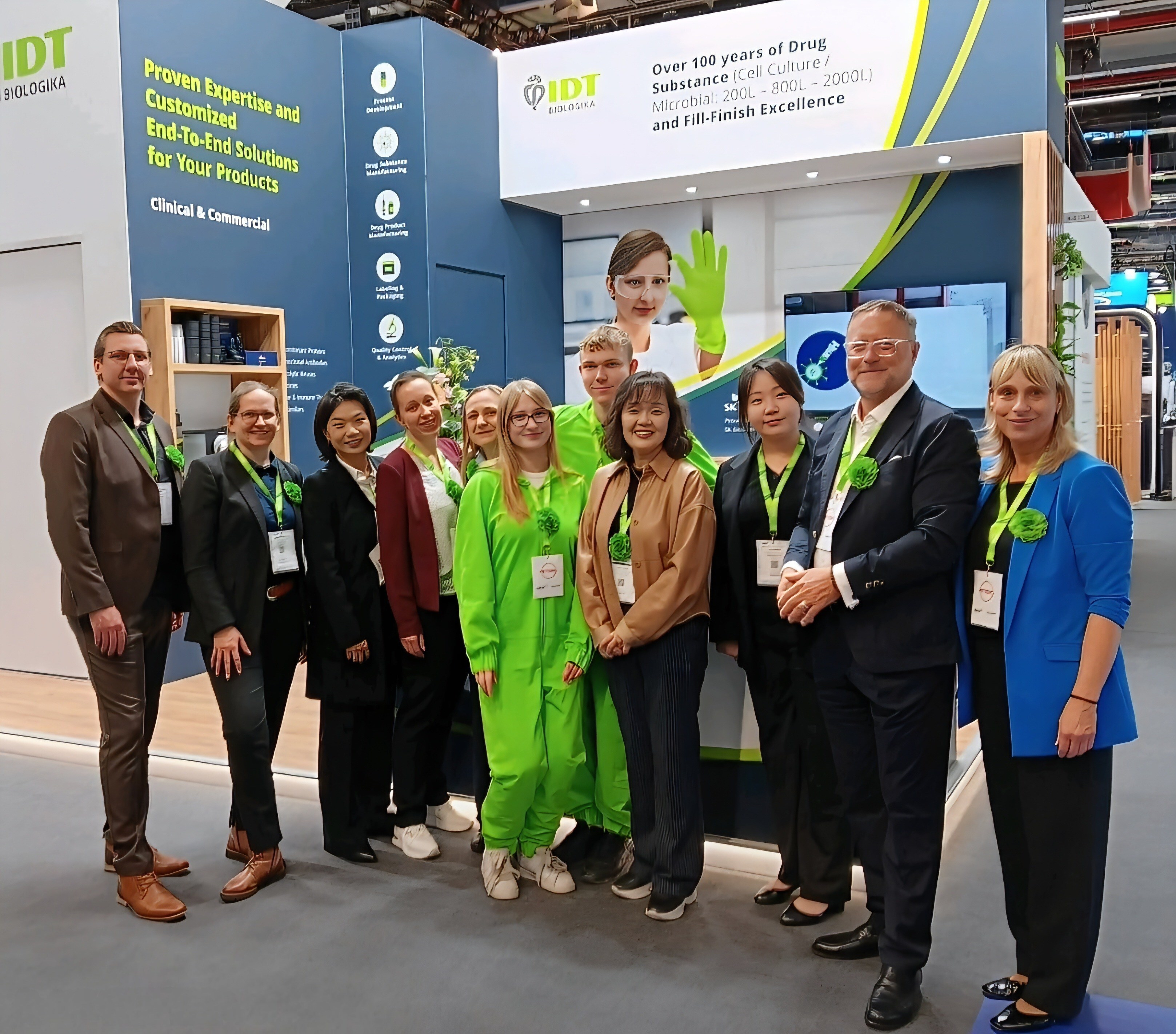 Sally Choe, Co-CEO of IDT Biologika (fourth from right), poses for a commemorative photo with key company representatives in front of the company’s booth at the CPHI event. Sally Choe, Co-CEO of IDT Biologika (fourth from right), poses for a commemorative photo with key company representatives in front of the company’s booth at the CPHI event.