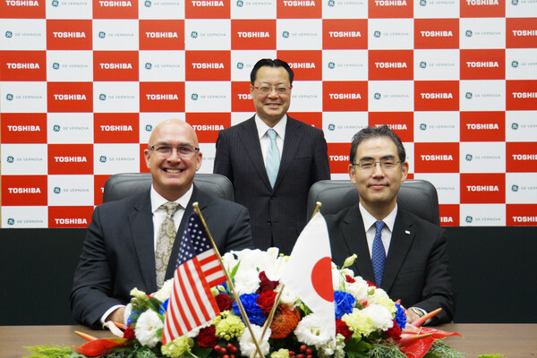 The MoU signing ceremony, in Kawasaki, Japan. November 6, 2025. Front row from left: Mr. Jeremee Wetherby of GE Vernova, Mr. Kensuke Suzuki, Head of New Technology of Toshiba's Power Systems Division. Back row: Mr. Shinichi Kihara of METI's Director-General for Energy and Environmental Policy