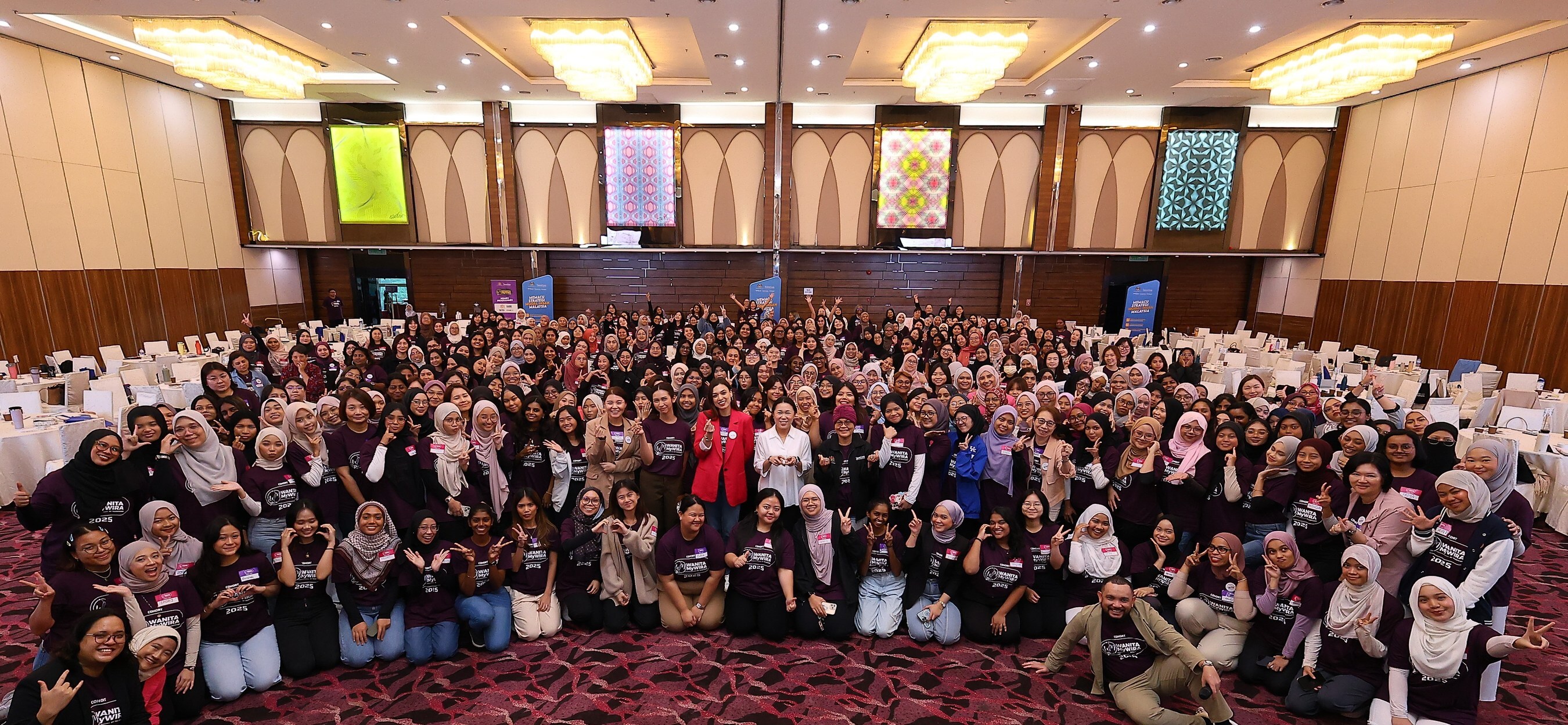 (In the middle) YB Ms. Wong Shu Qi, TalentCorp’s Chairperson together with Izzana Salleh, Co-Founder and Global President of Girls4Girls International with more than 300 participants of 11th Women-Industry Network (WIN) 2025 Mentorship Cohort