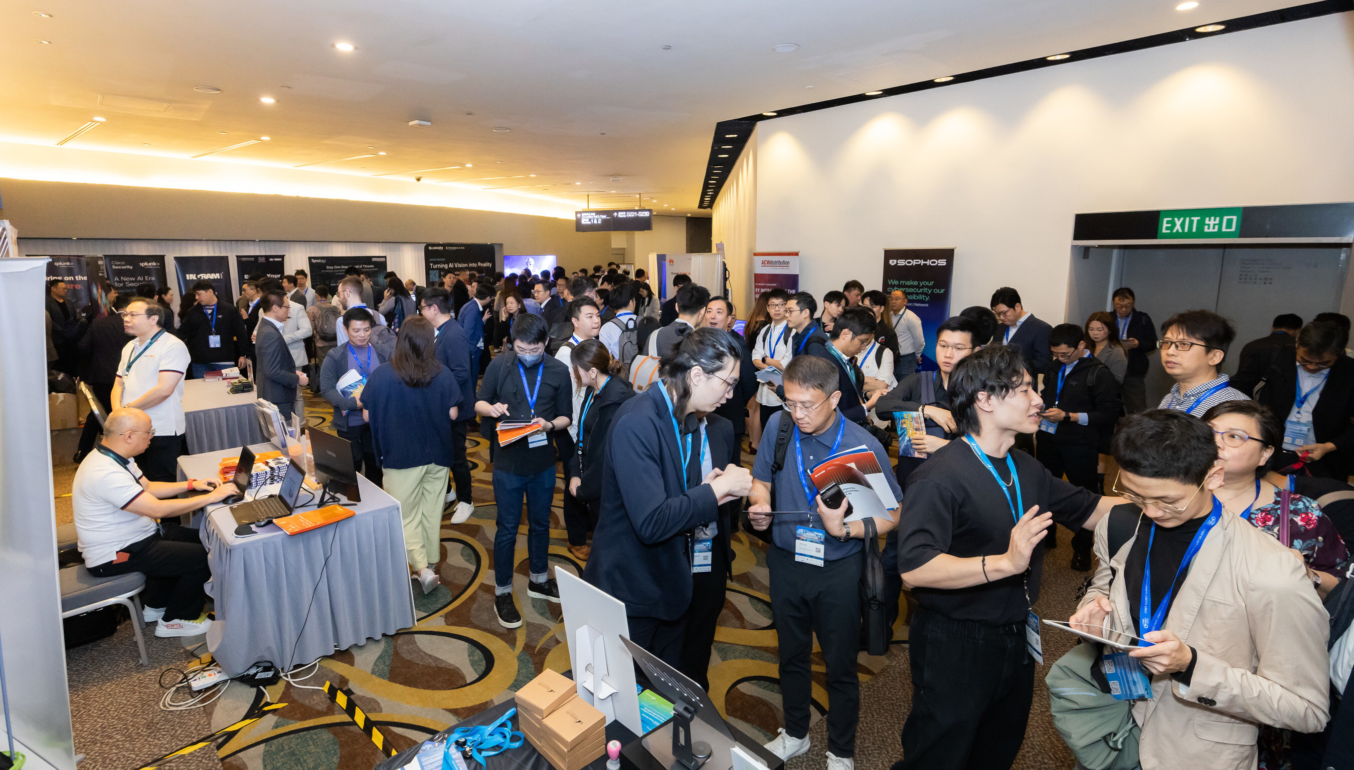 The discussions at the venue were lively, with a constant flow of visitors in the exhibition area. Business representatives and attendees engaged actively, fully demonstrating the fruitful outcomes and industry vitality of this summit.