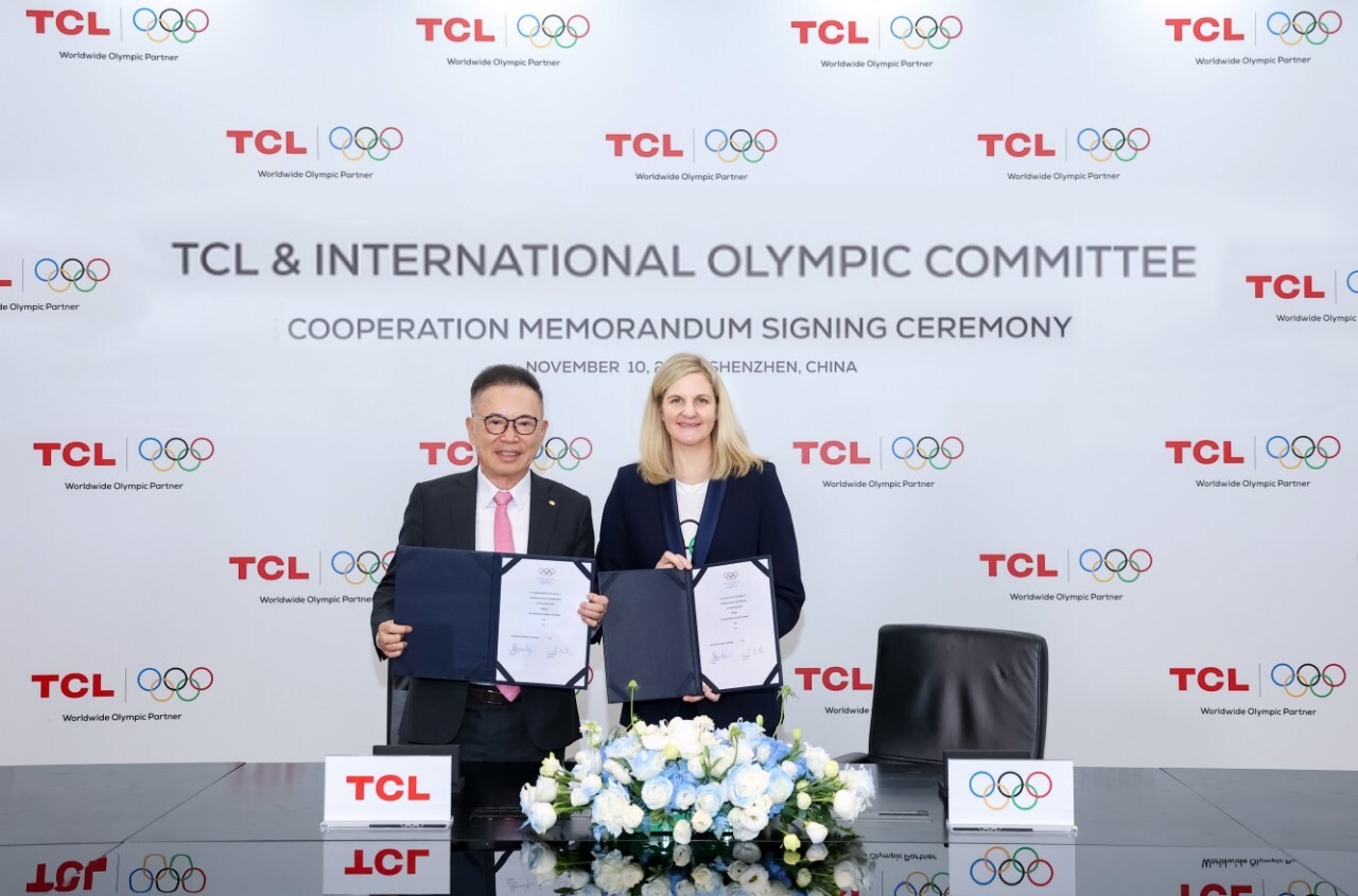 TCL jointly signed an MoU with the IOC. The MoU was formalized by Li Dongsheng, Founder and Chairman of TCL (left), and IOC President Kirsty Coventry (right), during President Coventry's visit to TCL CSOT in Shenzhen.
