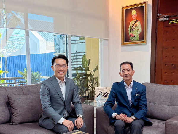 CEO dan Pengasas Bersama ArmourZero, Tho Kit Hoong, bersama YTM Kolonel (H) Tunku Syed Razman Ibni Tunku Syed Idrus Al Qadri, susulan pengumuman pelaburan strategik terkini ArmourZero.