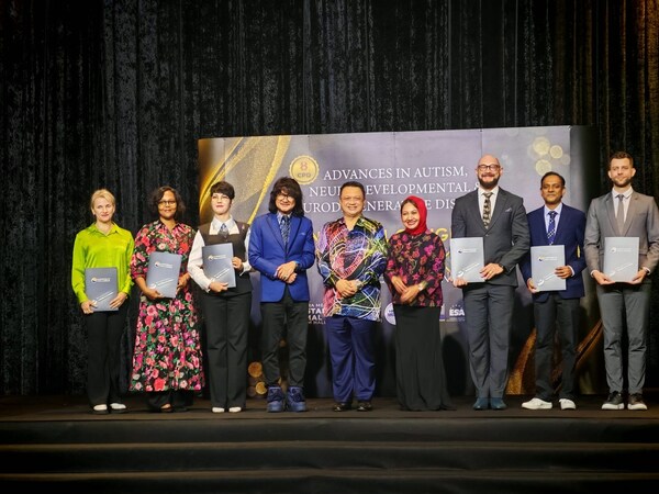 Prof. Dato’ Sri Dr. Mike Chan and the ICAANND 2025 international faculty stand alongside the Raja Muda of Perlis, Tuanku Syed Faizuddin Putra Ibni Tuanku Syed Sirajuddin Jamalullail and Raja Puan Muda,  Tuanku Dr. Hajah Lailatul Shahreen Akashah binti Khalil during a special appreciation segment honouring speakers at Glamhall, Damansara. (PRNewsfoto/European Wellness Biomedical Group)