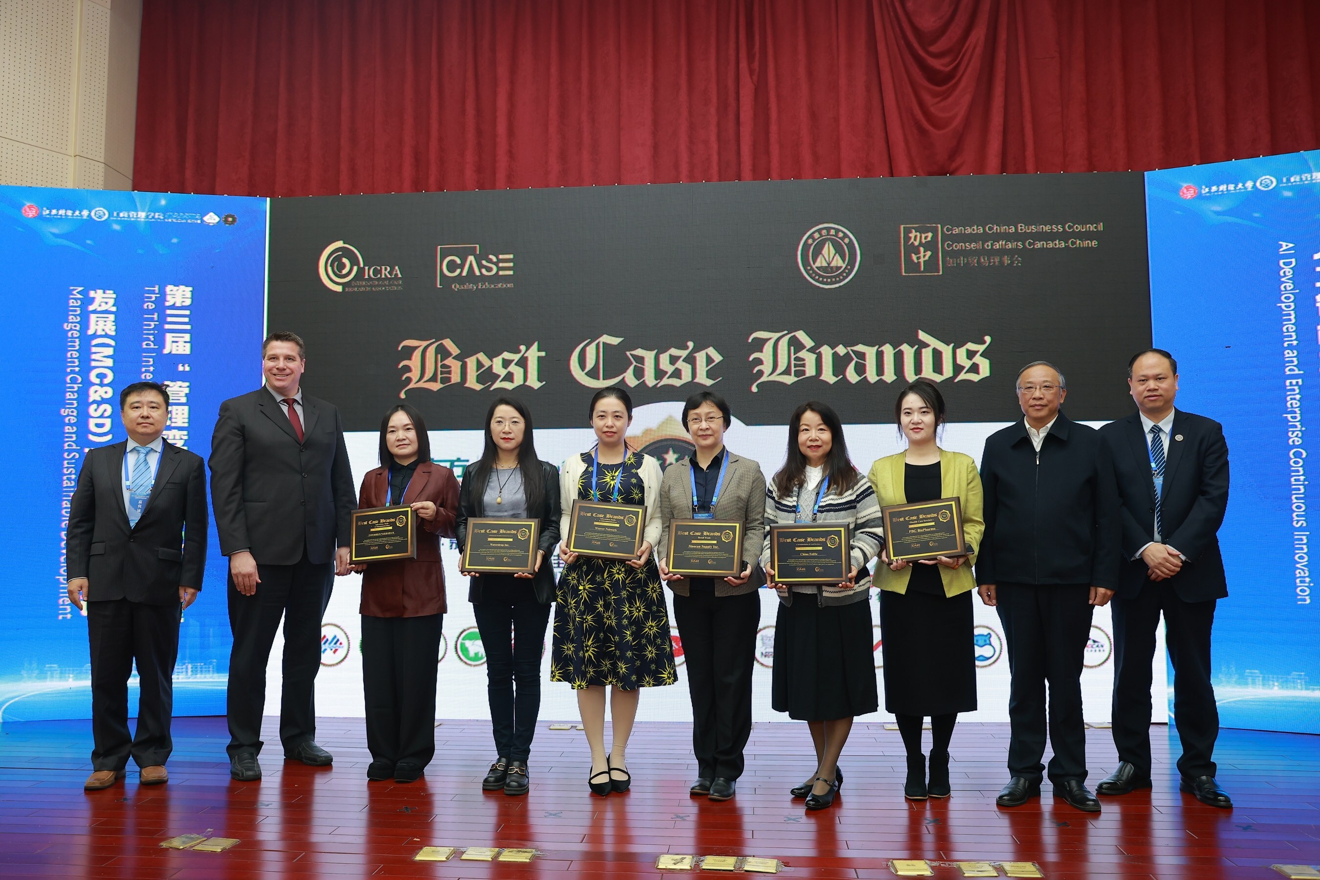 William Wei、闕善棟、Mike Annett共同爲獲獎企業代表頒獎 William Wei、闕善棟、Mike Annett共同爲獲獎企業代表頒獎