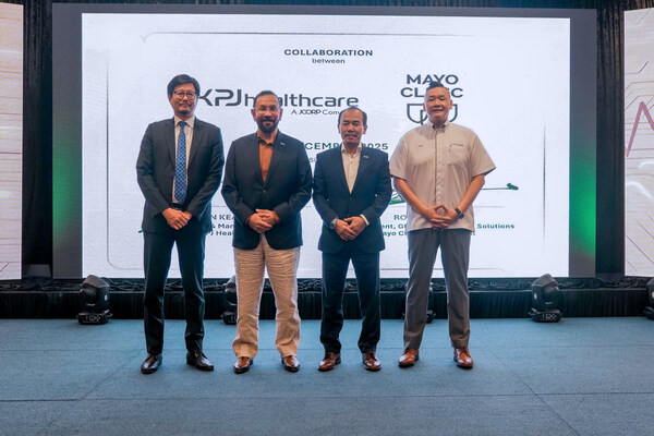 [from left] Mr Royston Lek, Vice President, Global Commercial Solutions, Mayo Clinic International; Datuk Syed Mohamed Syed Ibrahim, President and Chief Executive, Johor Corporation (JCorp), Chairman of KPJ Healthcare University and Chairman of KPJ Health System Project Steering Committee; Tan Sri Dato’ Sri Dr Ismail bin Bakar, Chairman of KPJ Healthcare and Mr Chin Keat Chyuan, President and Managing Director of KPJ Healthcare taking a commemorative photo.